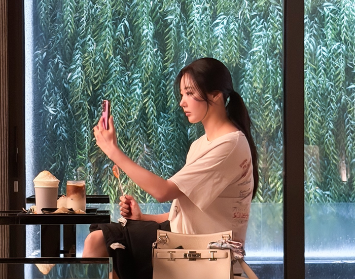 Bên dưới bài đăng, đông đảo người hâm mộ để lại bình luận khen ngợi nhan sắc của Kim Sa Rang.