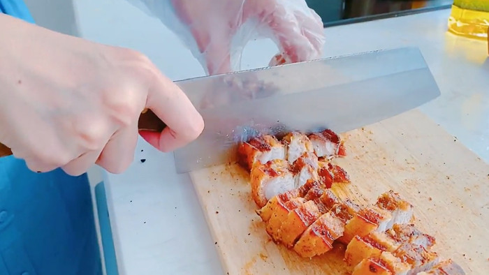 Điều làm nên sức hút của món ăn này nằm ở phần da phải đạt độ giòn hoàn hảo, trong khi lớp thịt bên trong vẫn giữ được độ mềm, mọng nước, đậm gia vị.