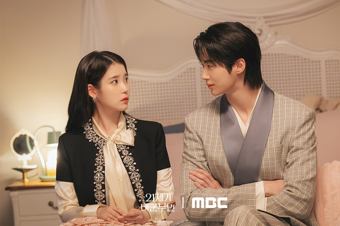 Bộ phim nhanh chóng tạo được độ phủ sóng lớn nhờ màn kết hợp giữa IU và Byeon Woo Seok. Tác phẩm lấy bối cảnh Hàn Quốc trong mô hình quân chủ lập hiến giả tưởng, xoay quanh Seong Hee Joo - nữ tài phiệt giàu có nhưng luôn bị giới quý tộc coi thường vì xuất thân thường dân. Trong khi đó, Đại quân Lee Ahn lại là người mang dòng dõi cao quý nhưng bị cuốn vào những âm mưu chính trị trong hoàng cung. Cả hai bắt đầu mối quan hệ bằng một cuộc hôn nhân hợp đồng nhằm phục vụ lợi ích riêng, nhưng dần nảy sinh tình cảm thật sự khi cùng đối mặt với những cuộc tranh đoạt quyền lực.&nbsp;