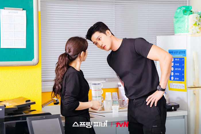 Cơn Say Mùa Xuân được chuyển thể từ tiểu thuyết mạng của tác giả Baek Min-a. Bộ phim kể về Yoon Bom - một giáo viên trung học quyết định rời Seoul sau biến cố lớn trong cuộc sống để đến làm việc tại một ngôi trường vùng quê yên tĩnh. Tại đây, cô gặp Seon Jae Gyu, người đàn ông có vẻ ngoài lạnh lùng, ít nói nhưng lại sở hữu trái tim ấm áp. Dù sống giản dị nơi làng quê, anh thực chất là CEO ẩn danh của một tập đoàn lớn. Từ những lần gặp gỡ tình cờ, cả hai dần trở thành chỗ dựa tinh thần cho nhau. Bộ phim ghi điểm nhờ nhịp kể chậm rãi, cảm xúc nhẹ nhàng cùng khung cảnh làng quê thanh bình mang màu sắc chữa lành.