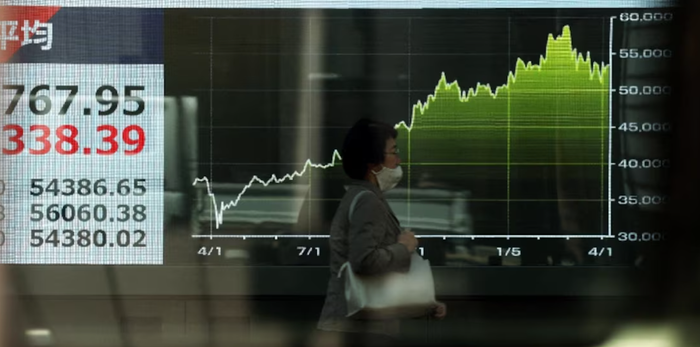 Màn hình hiển thị chỉ số Nikkei của Nhật Bản và biểu đồ thể hiện biến động gần đây của chỉ số này, bên ngoài một công ty môi giới chứng khoán ở Tokyo, Nhật Bản. Ảnh: REUTERS