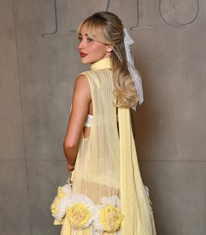 Sabrina Carpenter&nbsp;lựa chọn chiếc váy chiffon màu vàng bơ. Ảnh: Getty Images