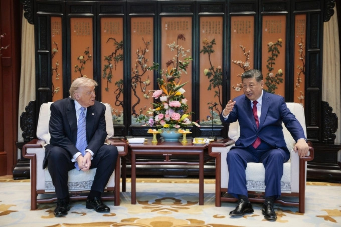 Chủ tịch Trung Quốc Tập Cận Bình trao đổi với Tổng thống Mỹ Donald Trump. Phía sau là bức bình phong với nhiều thông điệp ý nghĩa. Ảnh: AFP&nbsp;