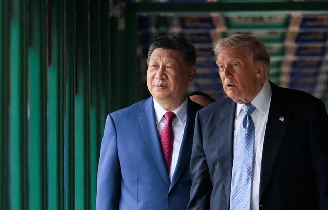Hình ảnh ông Tập và ông Trump đi dạo ở Trung Nam Hải. Ảnh: Reuters