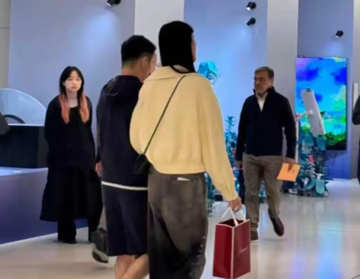Hề Mộng Dao từng được bắt gặp thoải mái thể hiện hành động tình tứ với Hà Du Quân ở chốn đông người. Ảnh: Sohu