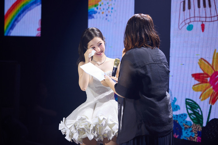 Hương Tràm xúc động khi nghe các fan trải lòng.