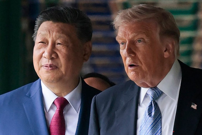 Tổng thống Mỹ Donald Trump (phải) đi dạo cùng Chủ tịch Trung Quốc Tập Cận Bình tại khu Trung Nam Hải ở Bắc Kinh ngày 15/5. Ảnh: AFP&nbsp;
