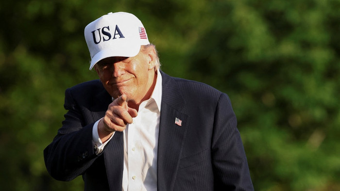 Ngày 15 tháng 5 năm 2026, tại Washington, D.C., Tổng thống Donald Trump ra hiệu cho các phóng viên khi ông trở về Nhà Trắng sau khi kết thúc chuyến thăm Trung Quốc. (Reuters)