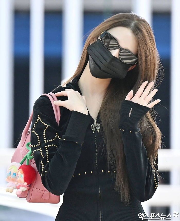 Khung hình sáng ngời ngợi của Jang Won Young (IVE) ở sân bay Ảnh 2