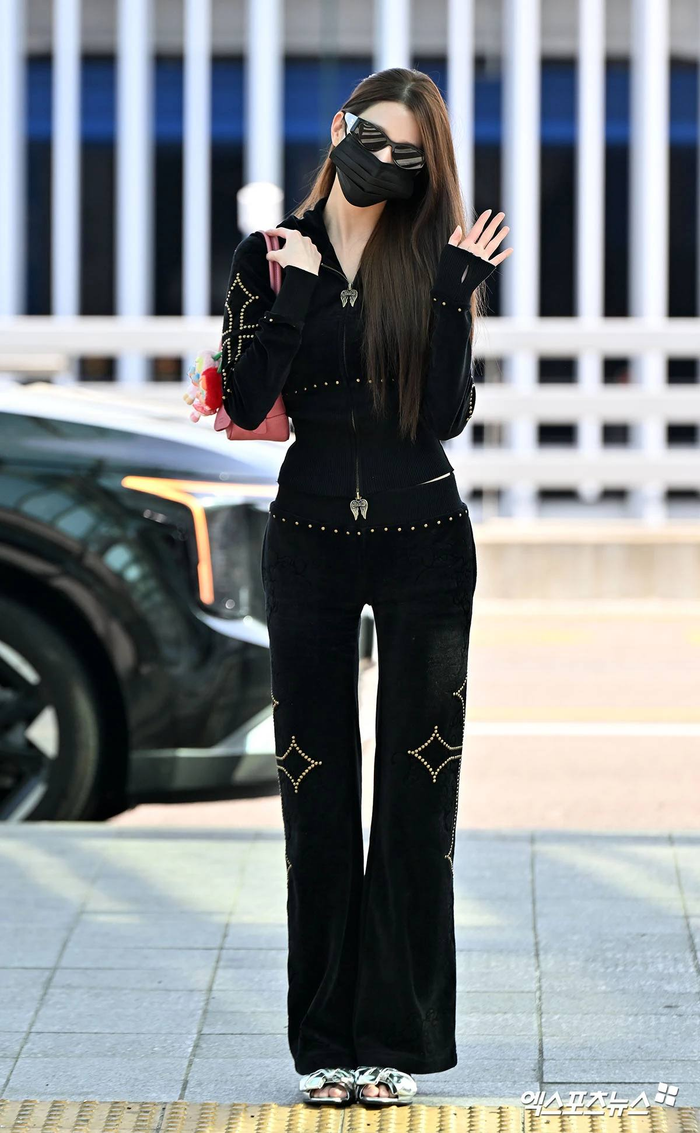 Jang Won Young xuất hiện ở sân bay với visual sáng ngời ngợi.