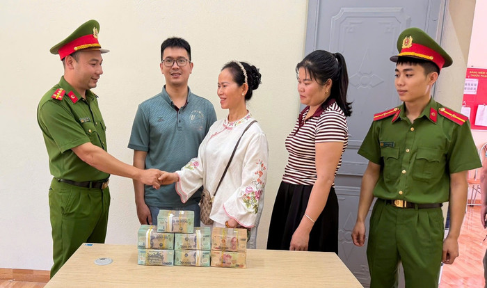 Lực lượng Công an xã Pắc Ta (tỉnh Lai Châu) chứng kiến và hỗ trợ thủ tục bàn giao lại 2,9 tỷ đồng cho chị Đỗ Thị Út Bốn (trú tại tỉnh Lâm Đồng).&nbsp;