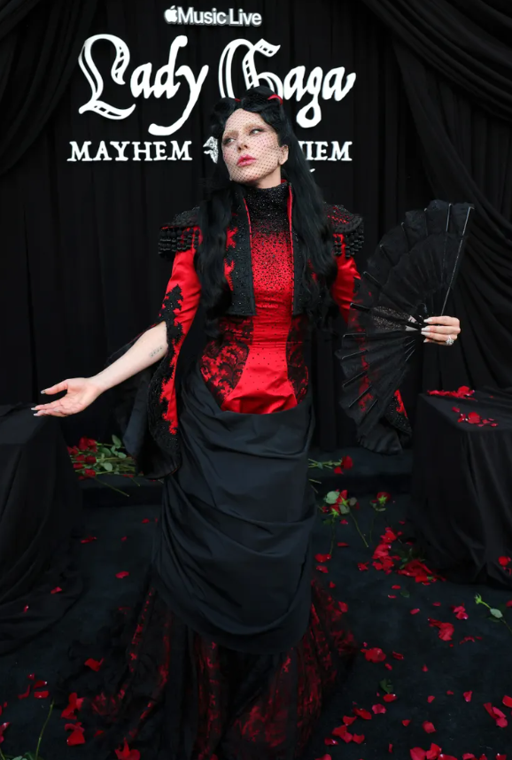 &nbsp;Lady Gaga khẳng định danh xưng “nữ hoàng thời trang dị biệt” với diện mạo đậm chất Gothic. Ảnh: Getty Images