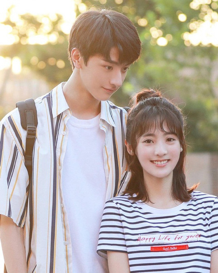 Lấy bối cảnh thanh xuân học đường xen lẫn cuộc sống đại học, bộ phim mang đến cảm giác dễ chịu với câu chuyện tình yêu giữa Tư Đồ Mạt và thiên tài vật lý Cố Vị Dịch. Từ mối quan hệ sống chung đầy bất đắc dĩ, cả hai dần thấu hiểu và trưởng thành cùng nhau. Tác phẩm được yêu thích nhờ không khí tươi sáng, tình tiết nhẹ nhàng và diễn xuất tự nhiên của Hình Phi cùng Lâm Nhất.