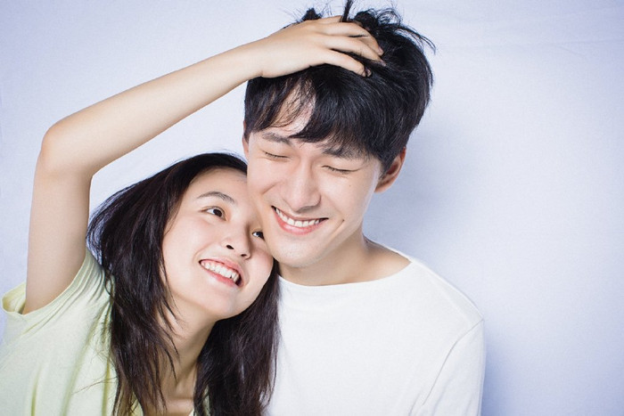 Khác với nhiều phim thanh xuân thông thường, tác phẩm được cải biên từ những câu chuyện có thật của tác giả Kiều Nhất nên mang màu sắc gần gũi và chân thật hơn. Bộ phim theo chân Triệu Kiều Nhất và Ngôn Mặc từ thời học sinh đến lúc trưởng thành, trải qua những lần xa cách rồi gặp lại. Không có quá nhiều tình tiết kịch tính, phim chinh phục khán giả bằng cảm xúc nhẹ nhàng, ấm áp cùng hình ảnh tình yêu bền bỉ theo năm tháng.