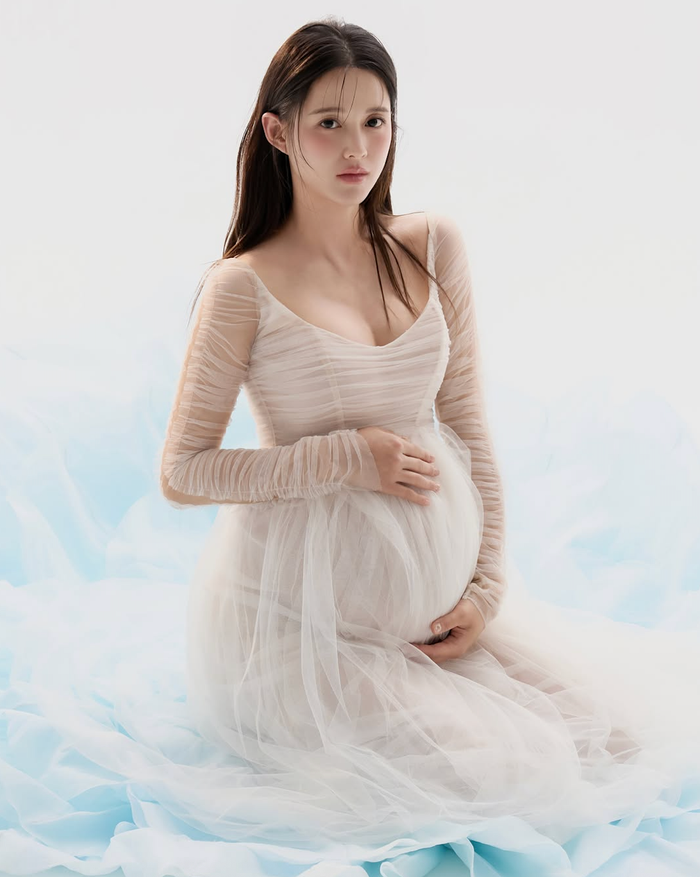Nam Bo Ra diện váy xuyên thấu tinh tế, nữ tính khi chụp ảnh bầu. Ảnh: IGNV