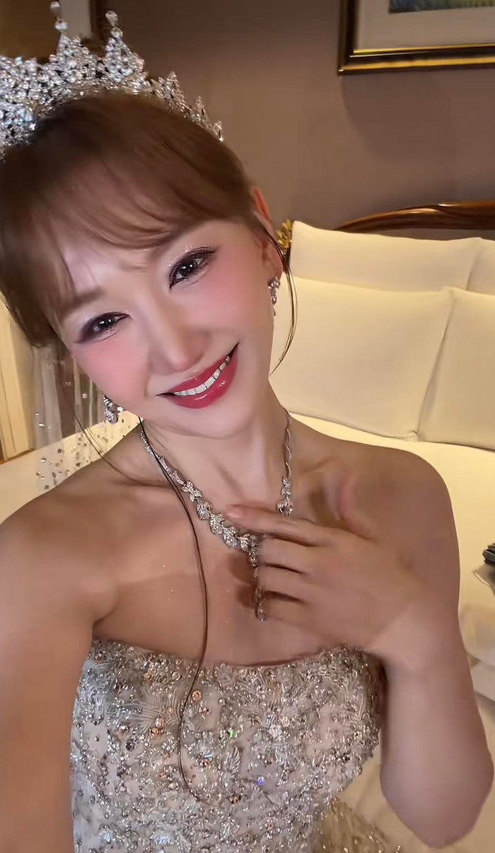 Hari Won diện váy cô dâu lộng lẫy.
