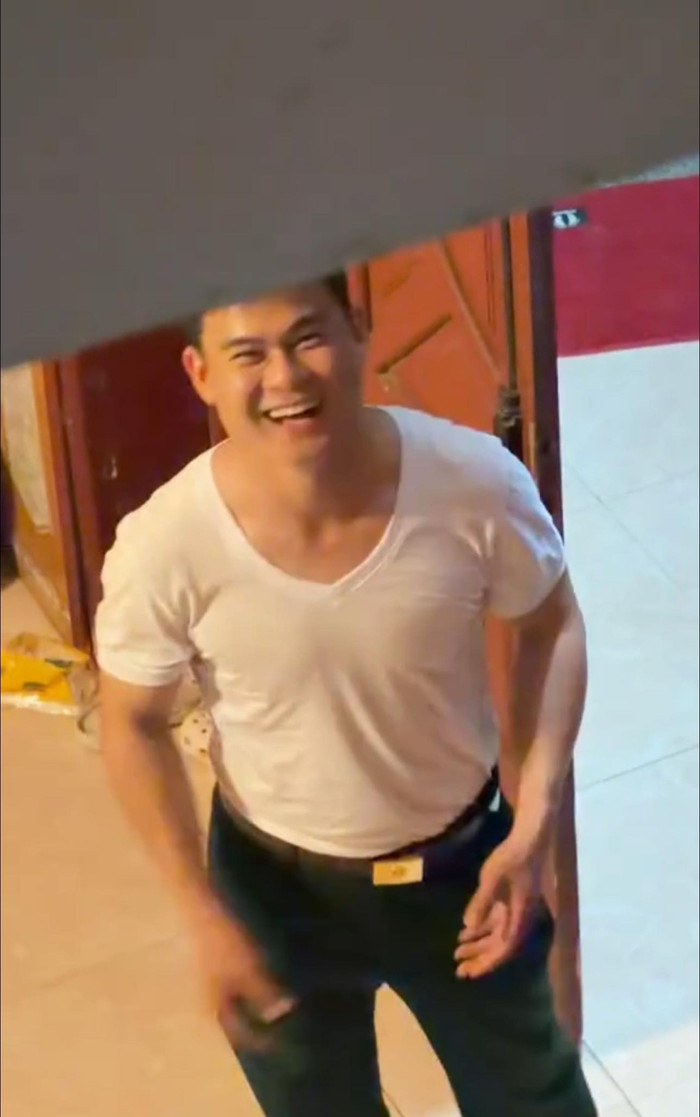 Văn Cương bật cười thích thú khi nghe Hòa Minzy bày tỏ bằng tiếng vừa học được từ mẹ chồng.