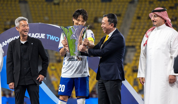 Chủ tịch VFF ông Trần Quốc Tuấn trao cúp vô địch cho Gamba Osaka. Ảnh: AFC