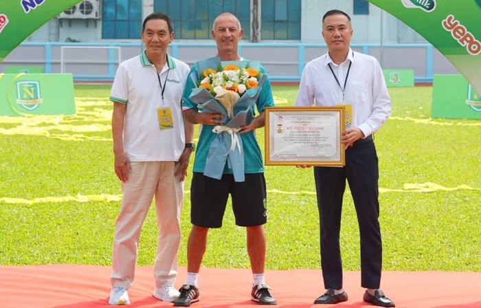 Sáng 18/5, HLV Guillaume Graechen đã vinh dự được VFF trao tặng kỷ niệm chương Vì sự nghiệp bóng đá Việt Nam. Ảnh: Học viện Nutifood