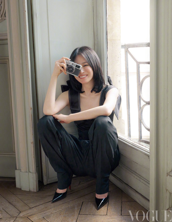 Song Hye Kyo vẫn khiến người xem khó rời mắt nhờ khí chất sang trọng cùng thần thái đầy mê hoặc.