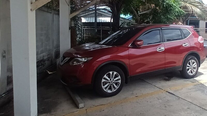 Xe ô tô bốc mùi lạ nhiều ngày, người giúp việc tá hỏa khi lại gần kiểm tra Ảnh 1