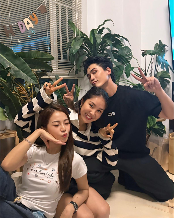 Lê Phương hào hứng chụp ảnh cùng Võ Điền Gia Huy và Tam Triều Dâng. Ảnh: FBNV