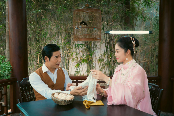 Dương Cẩm Lynh gây chú ý với loạt ảnh hậu trường đầy bình yên trong Nợ Đời Vay Trả.