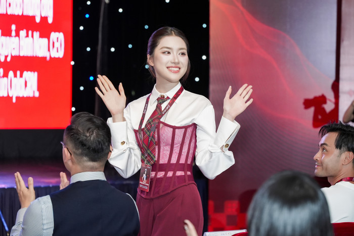 Hoa hậu Phan Phương Oanh tại buổi giao lưu với các bạn sinh viên.