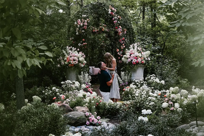 Taylor Swift và Travis Kelce chính thức công khai mối quan hệ vào năm 2023.