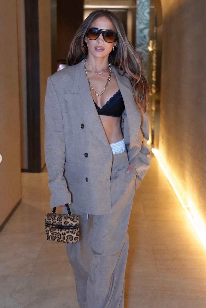 Điểm gây chú ý nhất chính là outfit táo bạo mà nữ nghệ sĩ lựa chọn.
