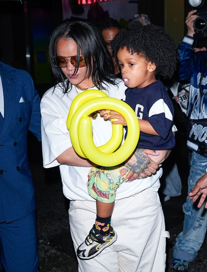 Nữ ca sĩ Rihanna bên trong tiệc sinh nhật của con trai.