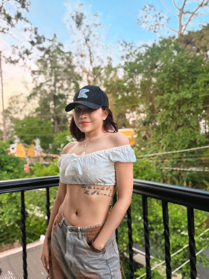 Hồi tháng 3, Khả Như vẫn thoải mái diện áo croptop phô trọn vòng eo nhỏ nhắn. Ảnh: FBNV