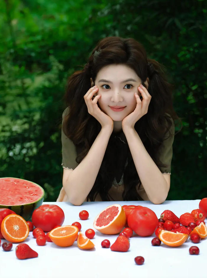 Trong loạt ảnh được chia sẻ, Chương Nhược Nam diện trang phục mang gam màu trầm đơn giản.