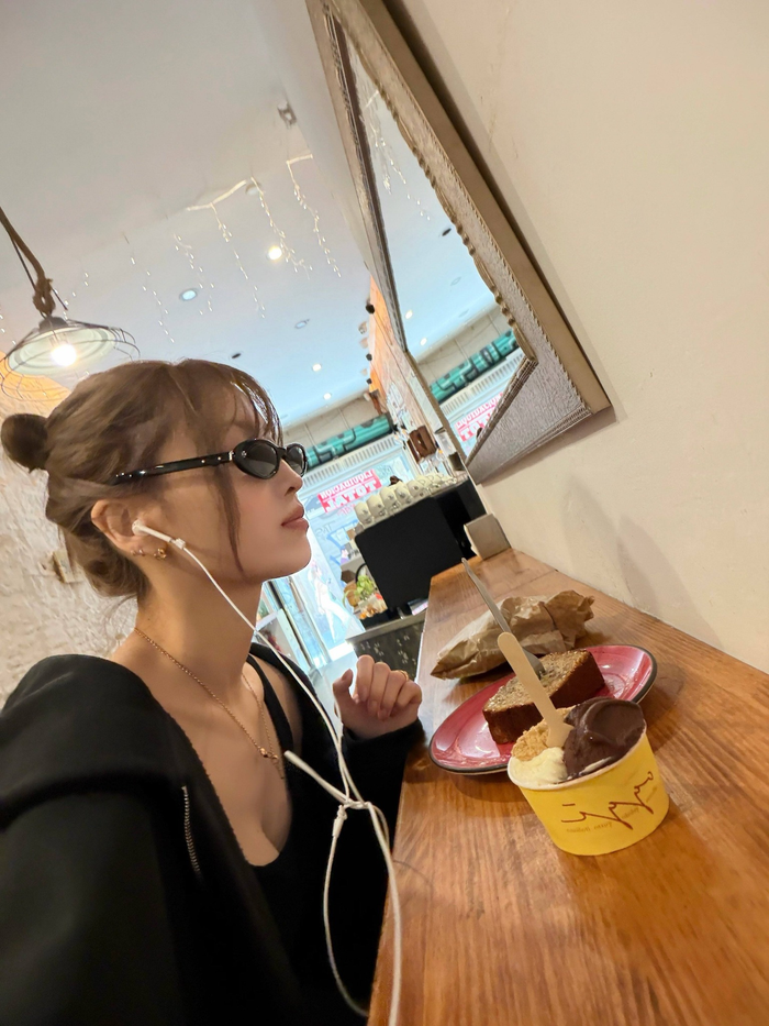 Kiểu tóc búi cao đơn giản cũng góp phần làm nổi bật đường nét gương mặt thanh thoát của Momo.