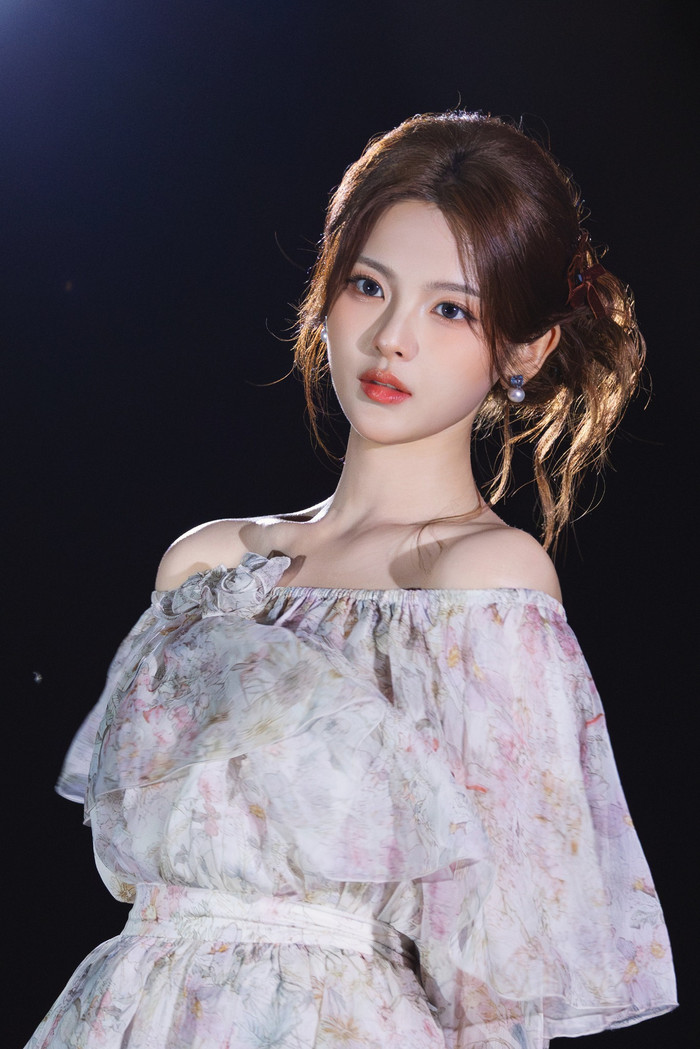 Dương Siêu Việt từng làm công nhân và phục vụ nhà hàng trước khi bước chân vào showbiz và đổi đời ngoạn mục.&nbsp;
