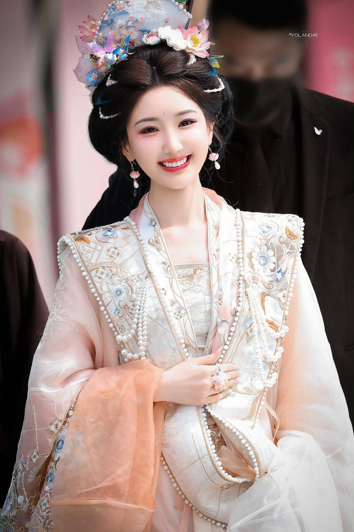 Mao Hiểu Đồng vượt qua tuổi thơ nhiều biến cố để khẳng định thực lực bằng diễn xuất và sự bền bỉ với nghề.
