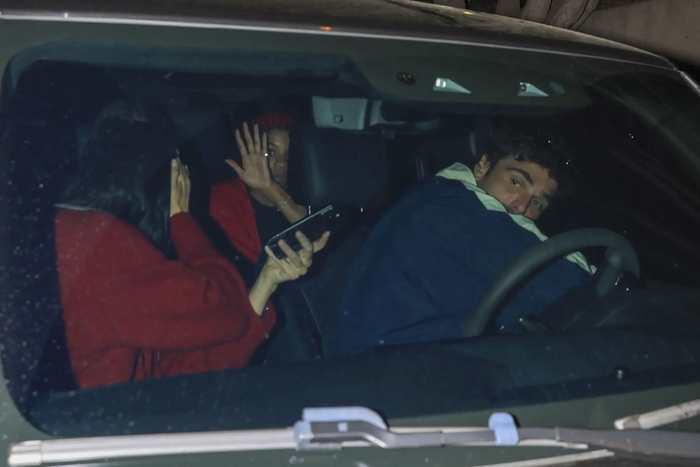 Jacob Elordi là người cầm lái, còn Kendall Jenner ngồi ở ghế phụ.