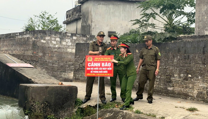 Cắm biển cảnh báo tại các khu vực nước sâu nguy hiểm.&nbsp;