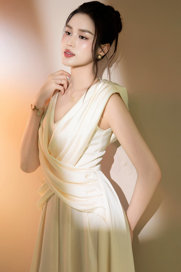 Hoa hậu Đỗ Thị Hà xuất hiện tại một sự kiện gần đây, gây ấn tượng với vẻ đẹp quyến rũ, thanh lịch.