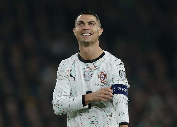 Cristiano Ronaldo sẽ dẫn dắt tuyển Bồ Đào Nha tham dự kỳ World Cup thứ 6 trong sự nghiệp ở tuổi 41, sau khi HLV Roberto Martinez công bố danh sách 27 cầu thủ cho giải đấu. Ảnh: Reuters