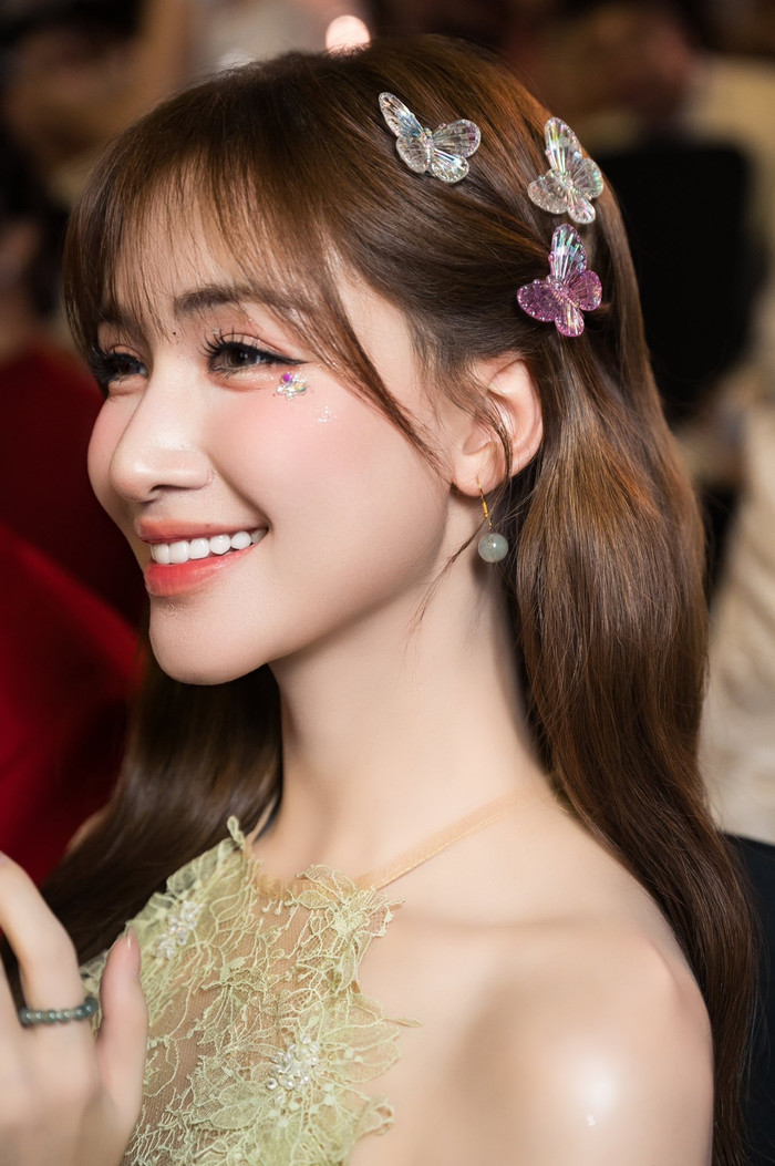 Tình bạn đẹp giữa Hòa Minzy và Hương Giang khiến nhiều khán giả thích thú. Ảnh: FBNV