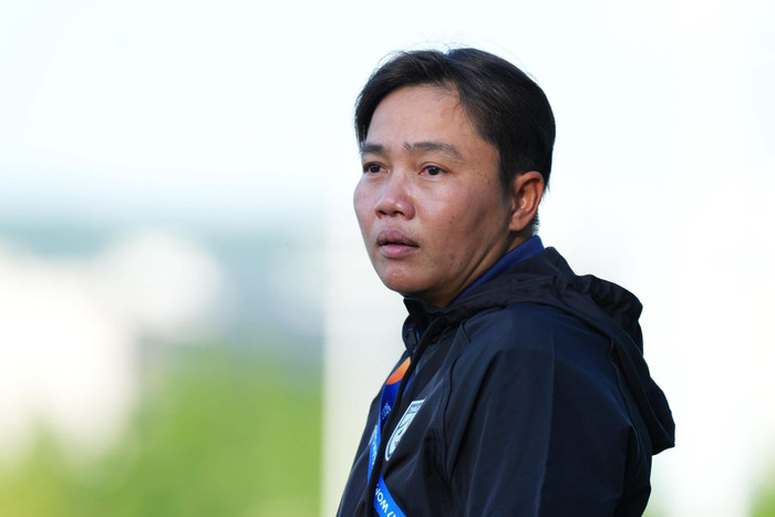 Sau khi để U17 nữ Việt Nam cầm hòa 2-2 ở những phút cuối, HLV trưởng Thidarat Vivasukhu của U17 nữ Thái Lan đã có những chia sẻ đáng chú ý. Ảnh: FAT
