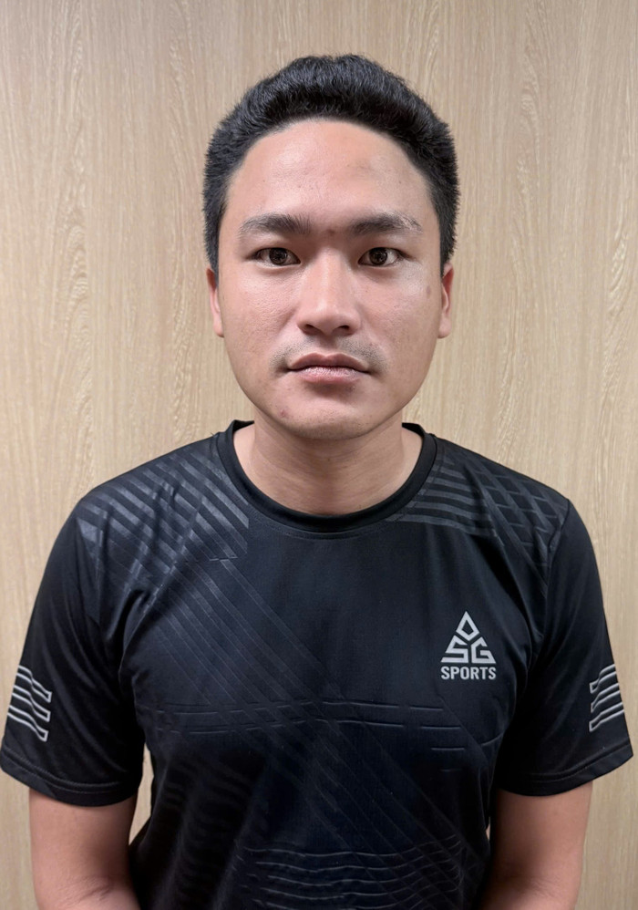 Cơ quan Cảnh sát điều tra tống đạt các quyết định đối với Lương Thành Lập. Ảnh: Công an TP Đà Nẵng