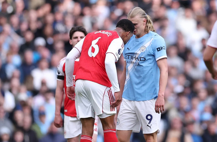 Trận đại chiến giữa Arsenal và Manchester City không chỉ nóng ở tỷ số, mà còn bùng nổ bởi tình huống gây tranh cãi liên quan đến Gabriel và Erling Haaland. Ảnh: Getty