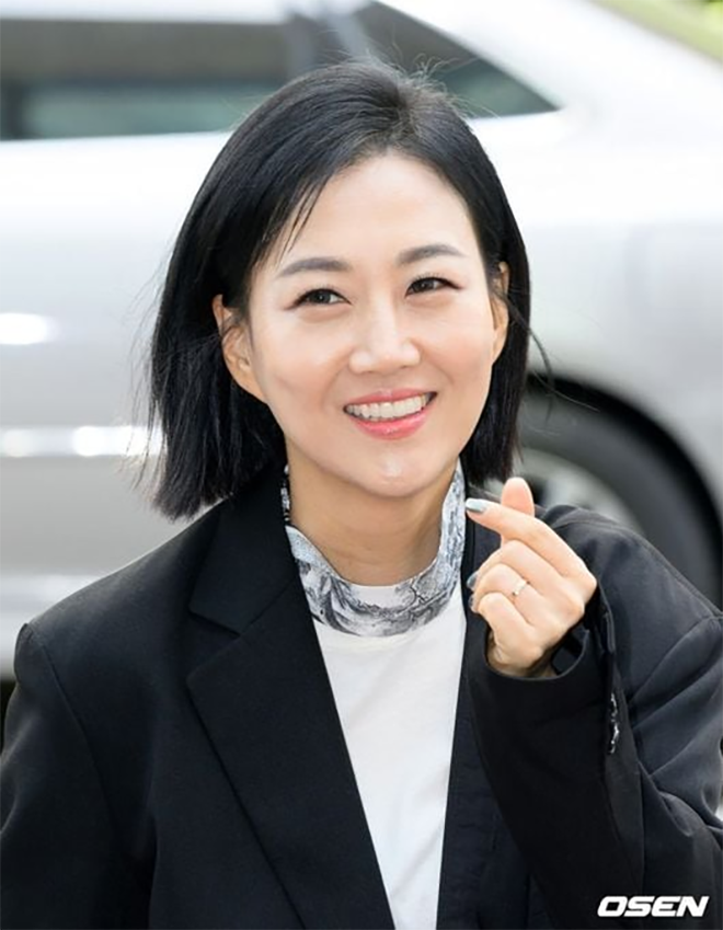 Jang Yoon Jung cũng gửi lời nhắn đến khán giả rằng không nên quá bận tâm đến những tin giả lan truyền trên mạng.