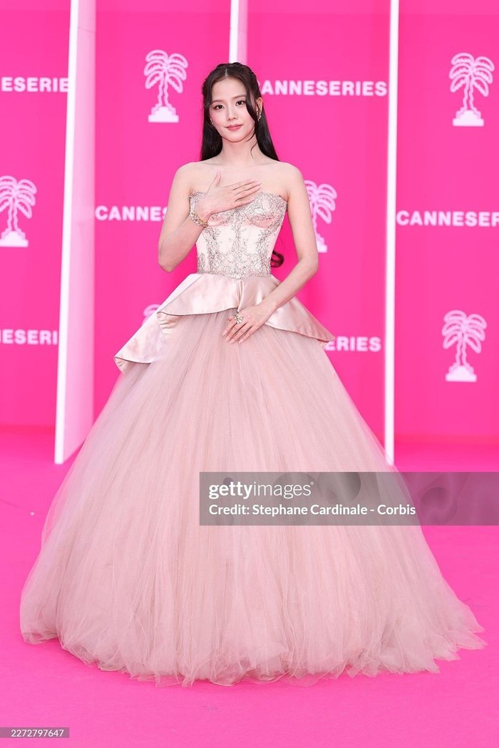 Jisoo (BLACKPINK) khoe ảnh rạng rỡ ở hậu trường lễ trao giải Cannes Ảnh 3