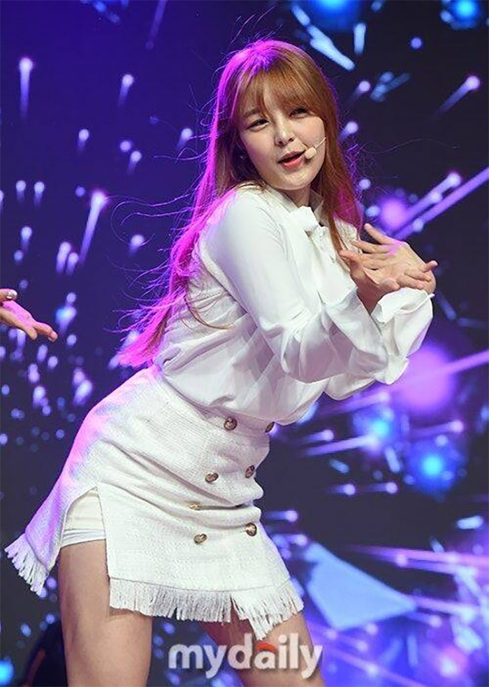 Chia sẻ của cựu idol K-pop này nhanh chóng gây tranh luận bởi nó phần nào phản ánh thực trạng khắc nghiệt phía sau ngành công nghiệp giải trí.