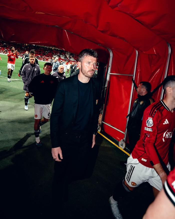 HLV Michael Carrick được cho là đã có những lời “đá xoáy” nhẹ nhắm vào Ruben Amorim liên quan đến cách sử dụng Kobbie Mainoo tại Man United. Ảnh: Manchester United