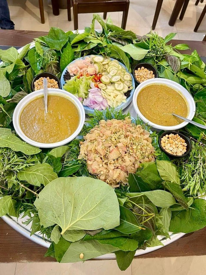 Món gỏi cá mè đặc sản Bắc Ninh với nhiều loại lá ăn kèm