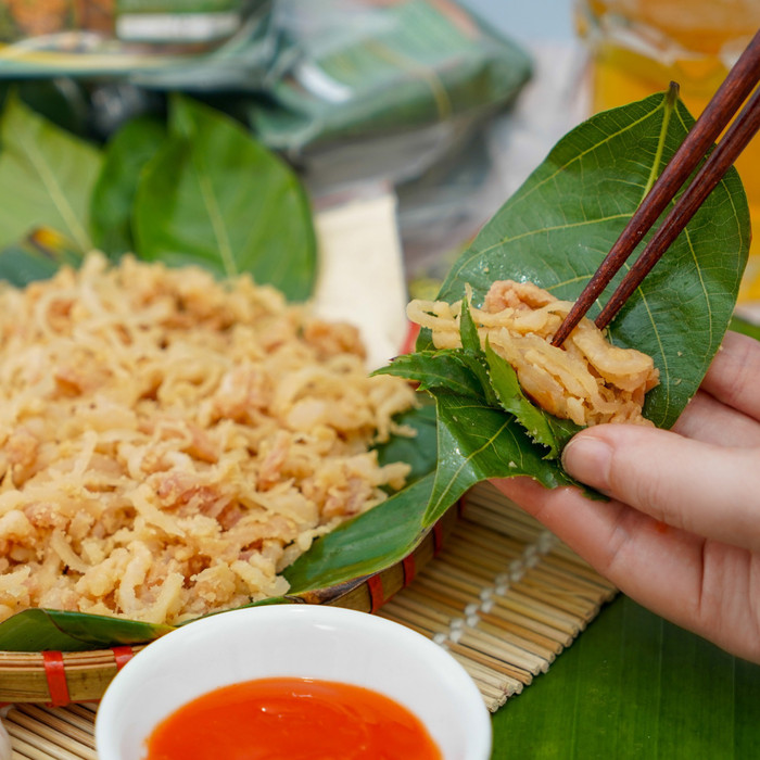 Nem Bùi Bắc Ninh - quê Hoà Minzy ăn kèm lá sung, lá đinh lăng.